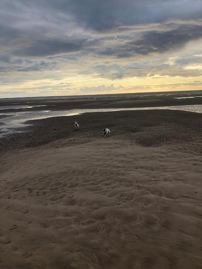 Town Center Willow Apartment - Sleeps Up To 10 - Dogs Welcome - 2 Minutes From Train Station Blackpool Exterior foto