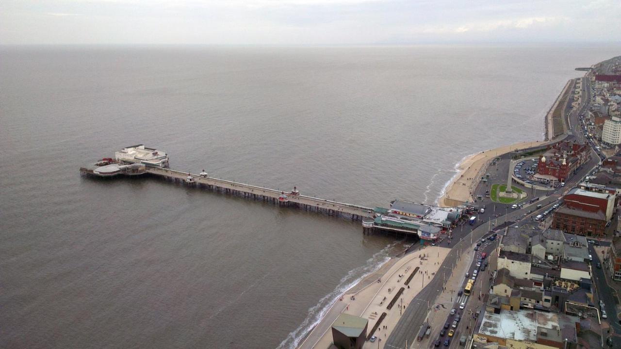 Town Center Willow Apartment - Sleeps Up To 10 - Dogs Welcome - 2 Minutes From Train Station Blackpool Exterior foto