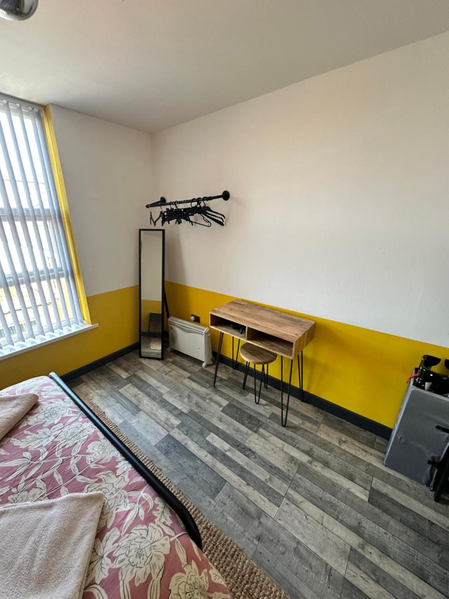 Town Center Willow Apartment - Sleeps Up To 10 - Dogs Welcome - 2 Minutes From Train Station Blackpool Exterior foto